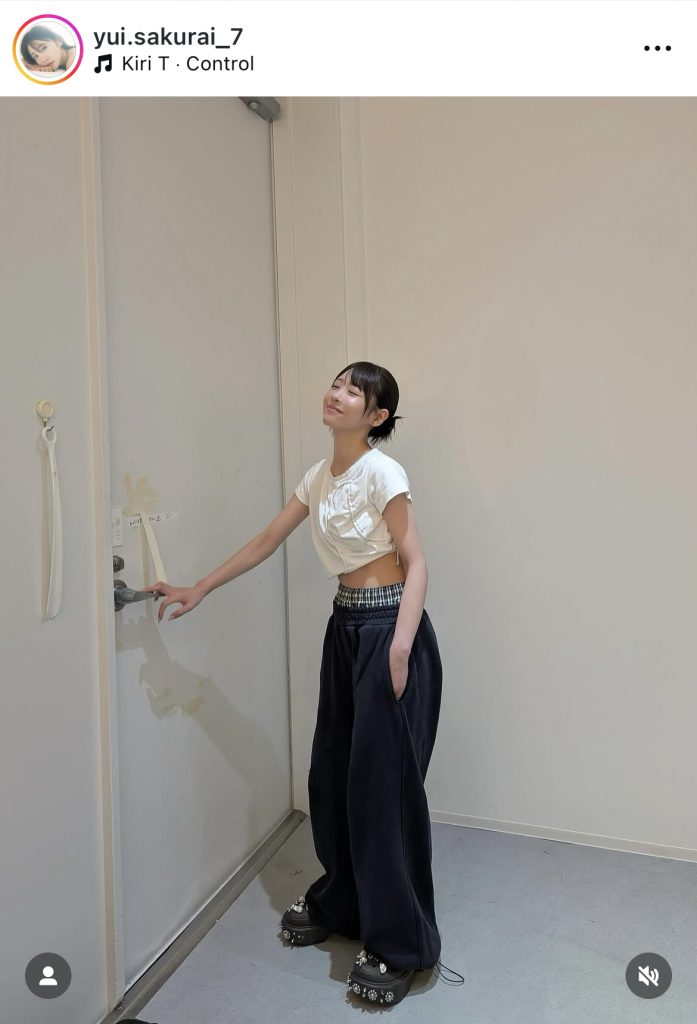 モノトーンの私服姿がクールでキュートな櫻井優衣