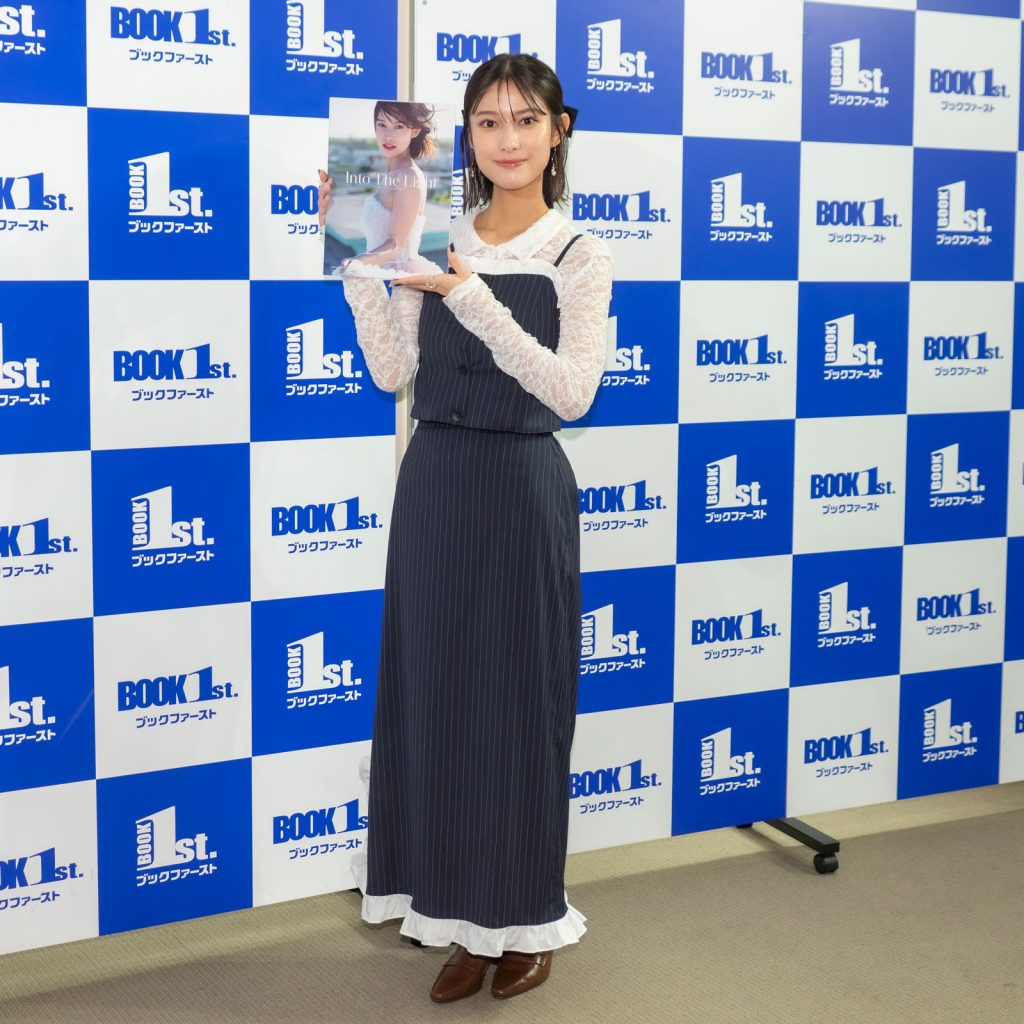 玉田志織3rd写真集「Into The Light」発売記念取材会より