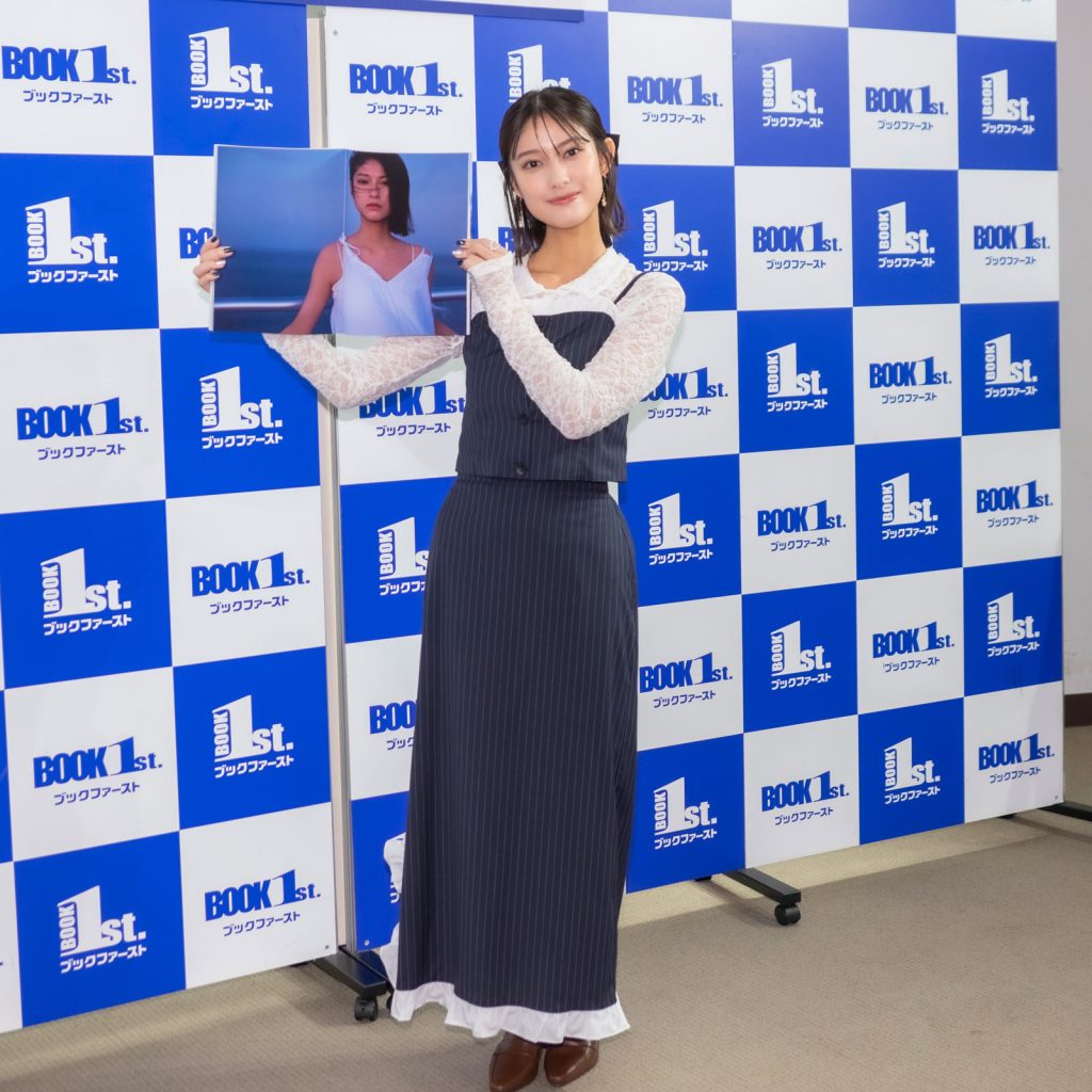 玉田志織が3rd写真集「Into The Light」発売記念取材会に出席