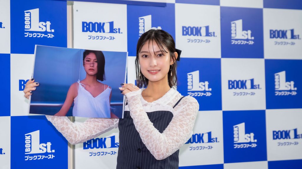 玉田志織が3rd写真集「Into The Light」発売記念取材会に出席