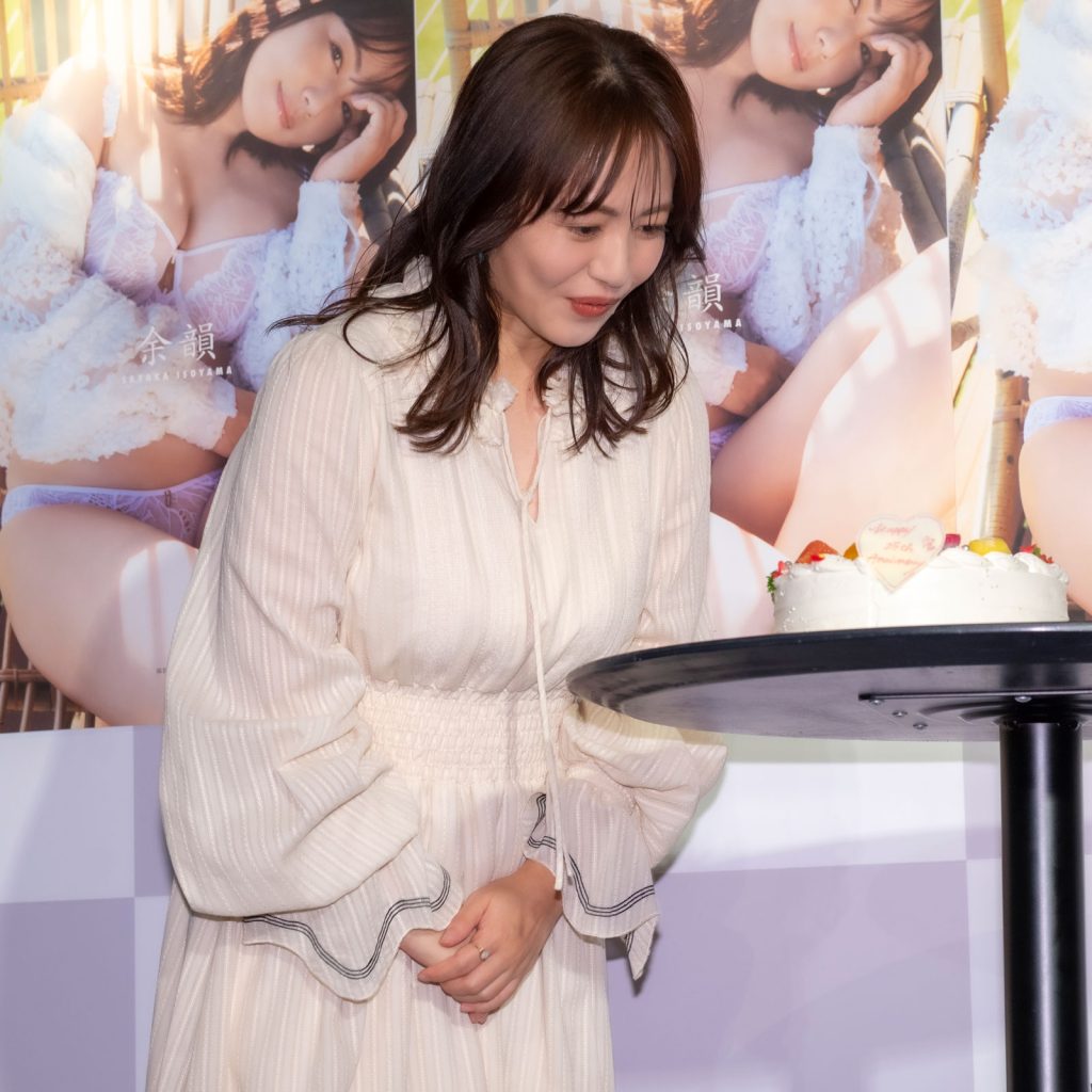 磯山さやかが「デビュー25周年写真集『余韻』」発売記念取材会に出席