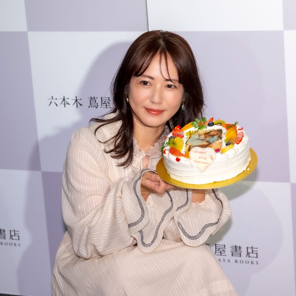 磯山さやかが「デビュー25周年写真集『余韻』」発売記念取材会に出席