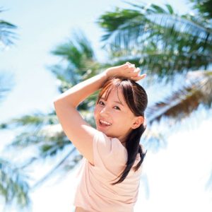 “ちっぱいグラドル”西永彩奈、50th DVD目前！制服姿から朝ベッドまで…王道を行くグラビア作品