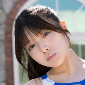 “ゆるふわグラドル”美波那緒、フロントざっくりな水着姿で美ボディーが躍動