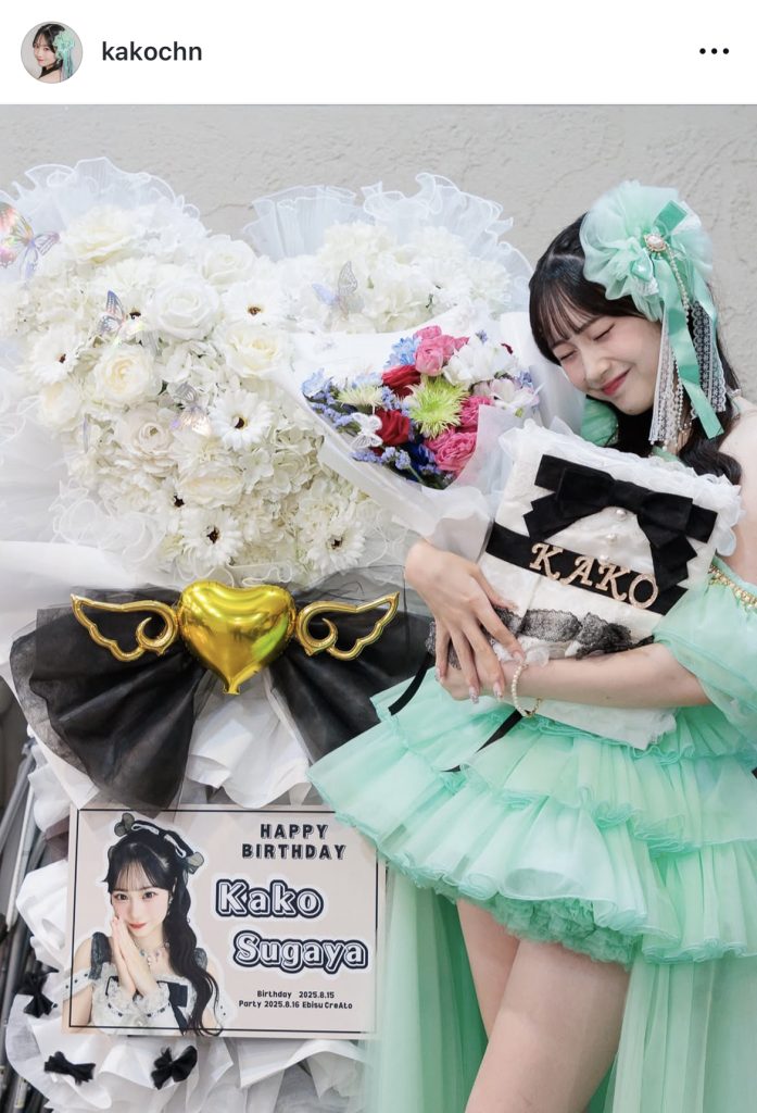 生誕ライブ会場に飾られたフラワースタンドと記念撮影