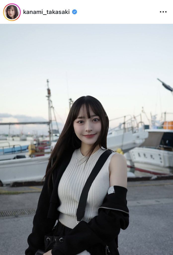 モノトーンコーデで港を訪れる