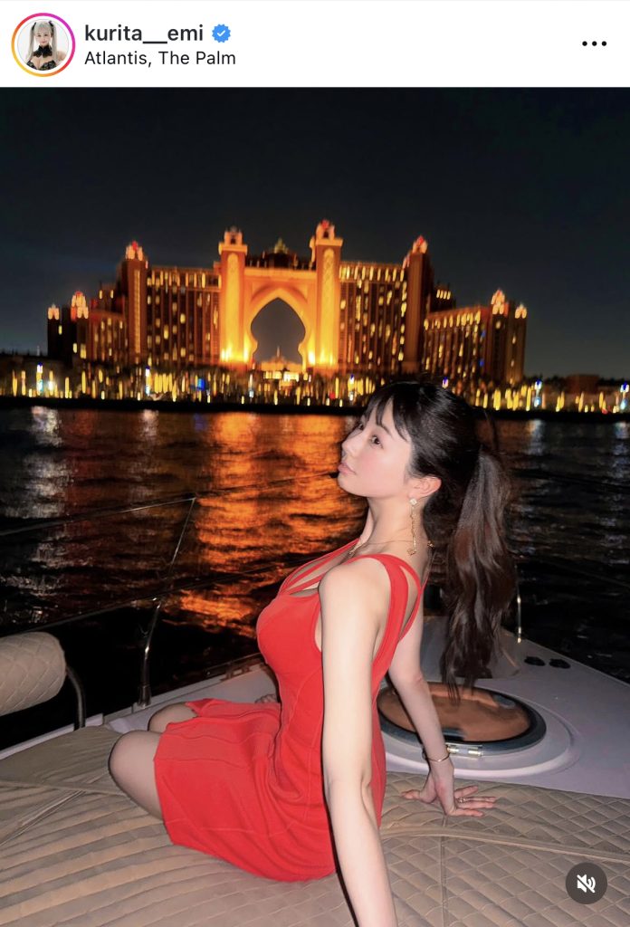 ドバイの夜景とくりえみが美しい1枚