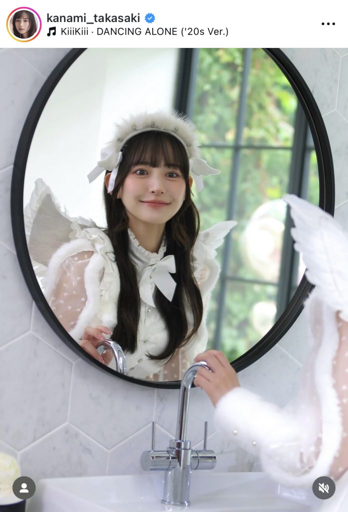 鏡越しに笑顔を振りまく