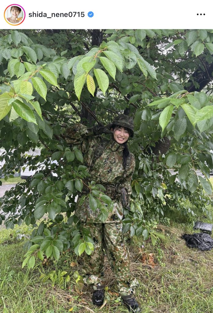 迷彩服で木と同化する志田音々