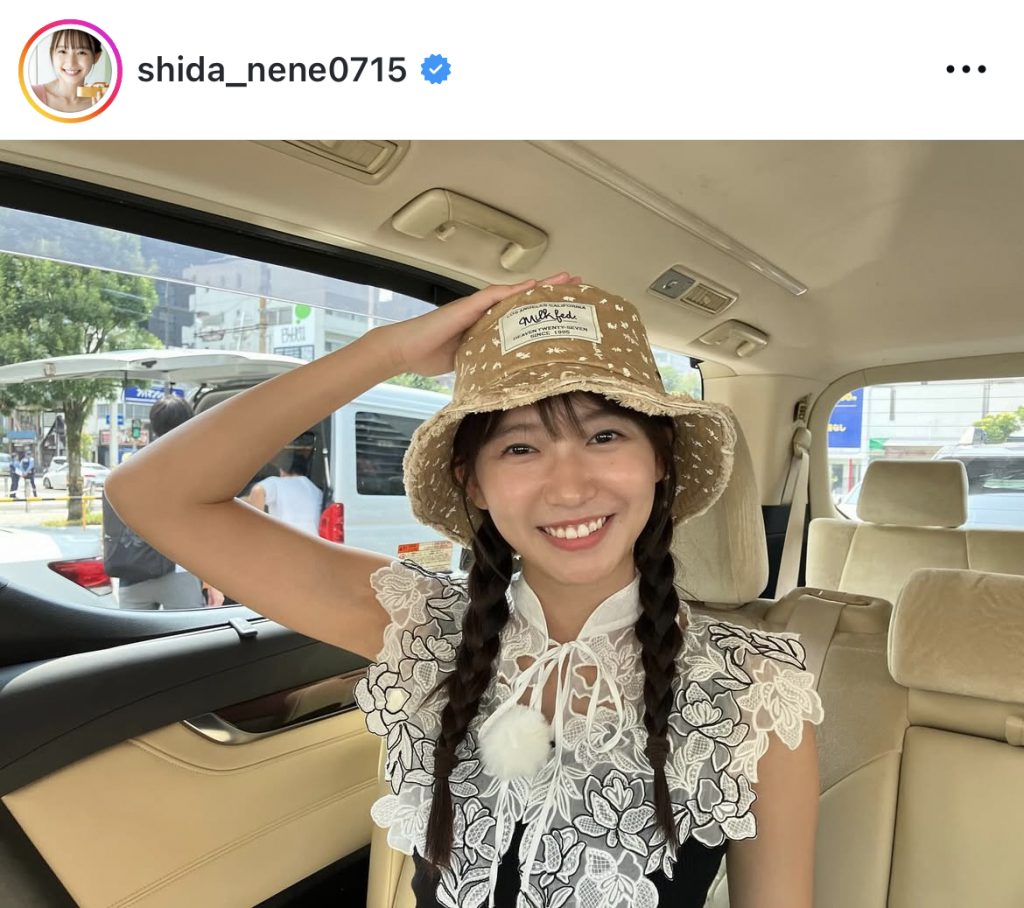 カメラ目線でニッコリ