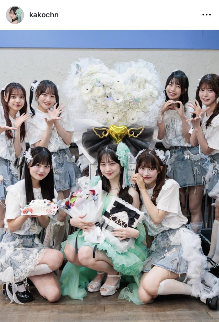 ideal pecoのメンバーとの撮影でうれしそうなかこちゃん