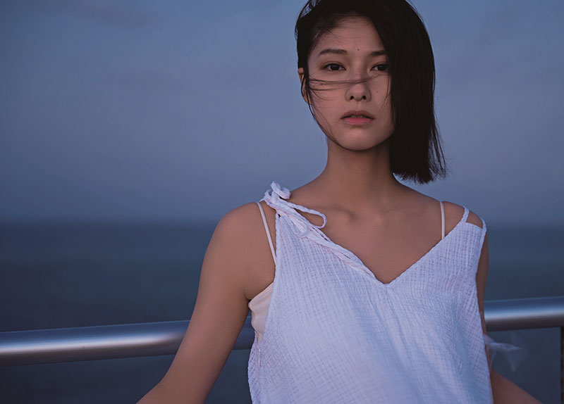 玉田志織3rd写真集『Into The Light』表紙カット