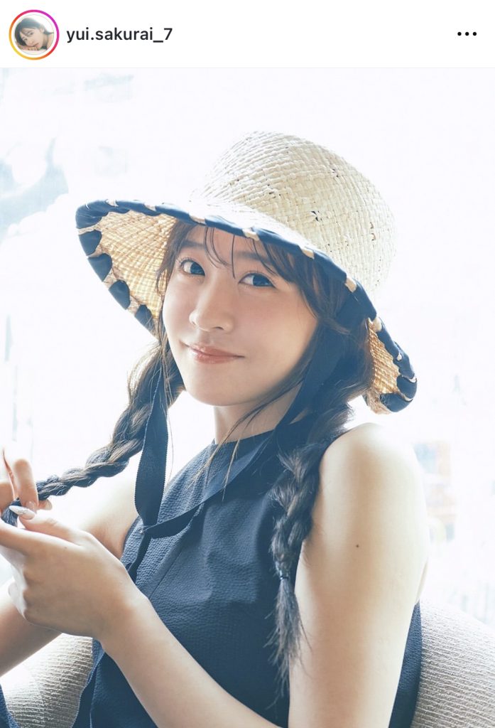 麦わら帽子も似合うキュートな櫻井優衣