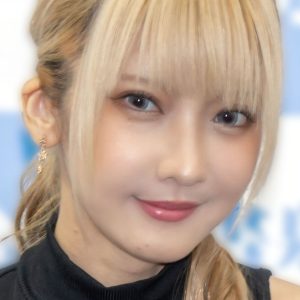 火将ロシエル、抜群のスタイルで見せるミニスカワンピ姿にドキッ「これは素晴らしい」「小悪魔的な感じで良い」「白がすごく似合ってる」