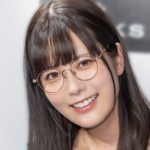 東雲うみ、メガネっ娘の肩出しドレス姿でファンを魅了「めちゃくちゃ良い」「最高です」「すごくキレイ」