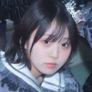 人気アイドルグループのメンバー、アイスを食べて幸せそうな姿に癒やされる…「本当にカワイイ」「美人過ぎる」「めいちゃ天使」