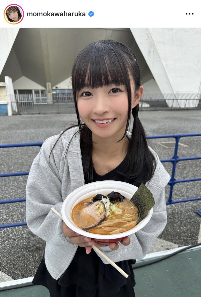 「ラーメンフェスタ2025」でラーメンを手にニッコリ