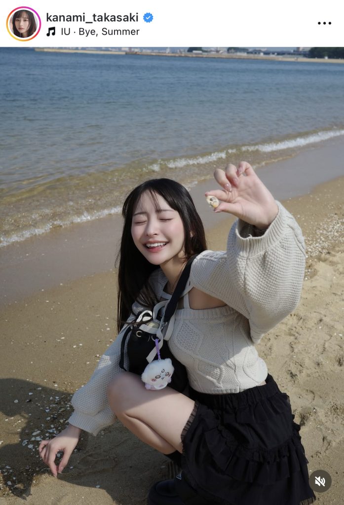 海岸で貝を拾ってご機嫌な高崎かなみ