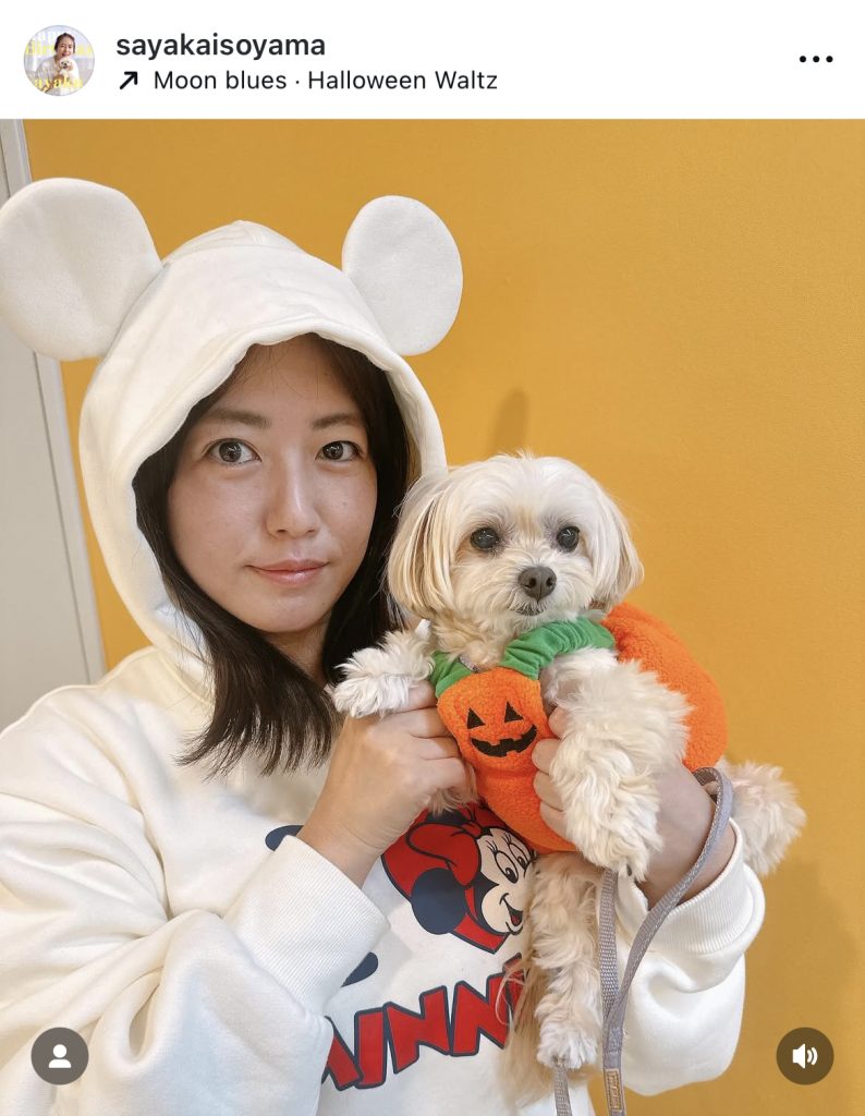 磯山さやかが愛犬「リリー」とのツーショットを公開した