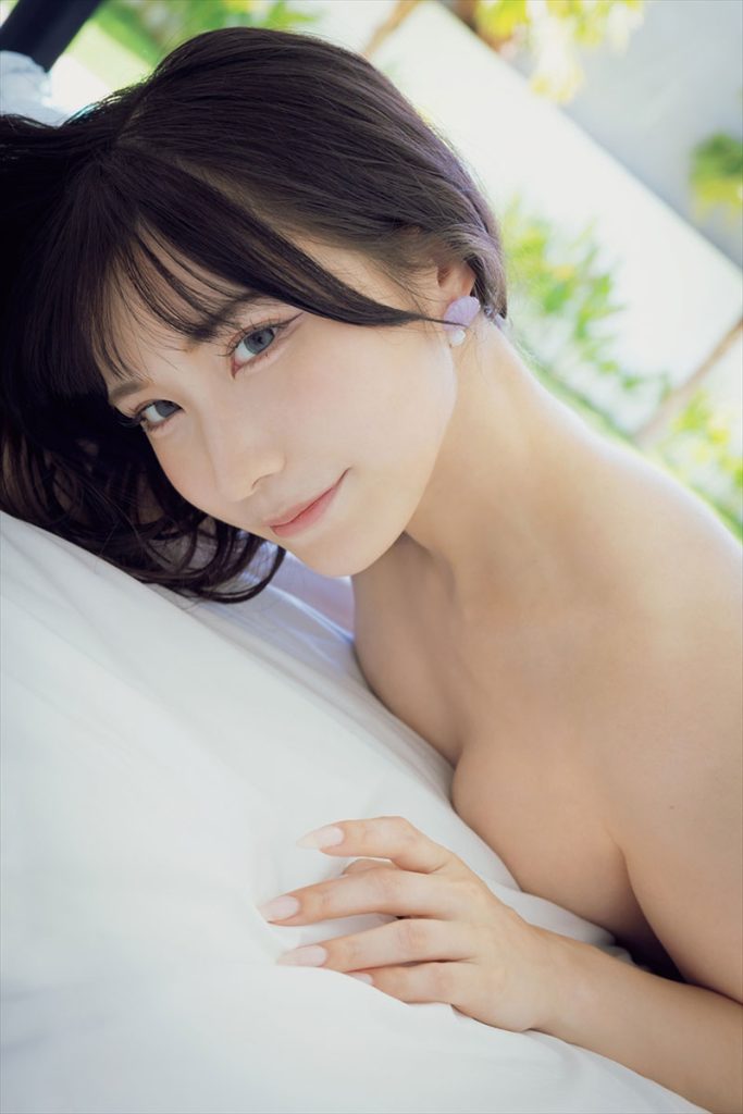 伊織芽衣1st写真集『芽色-めいろ-』より