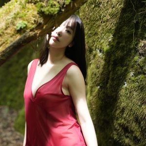 “グラビア界の至宝”鈴木聖、グラビアを始めて約6年の集大成…布越しに伝わる魅惑的なシルエット