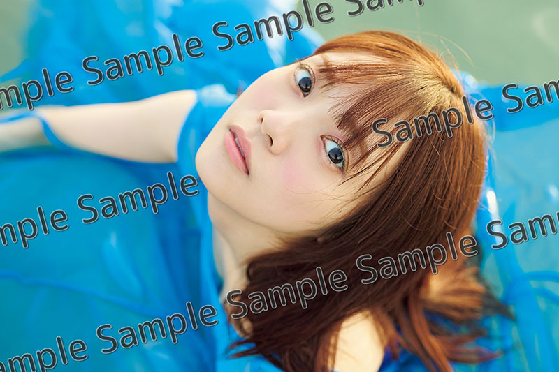 「宮田愛萌1st写真集『Lilas』」(幻冬舎)より大阪会場イベント限定デザインA5サイズビジュアルカード