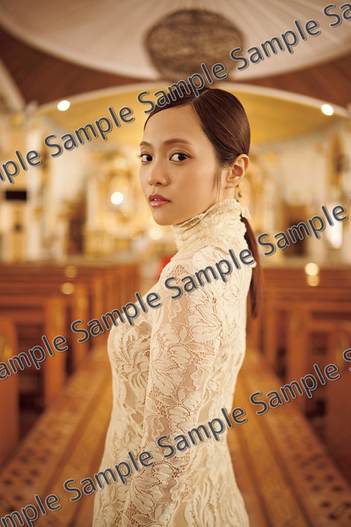 「宮田愛萌1st写真集『Lilas』」(幻冬舎)より豪華版(ネット販売)特典限定A5サイズビジュアルカード