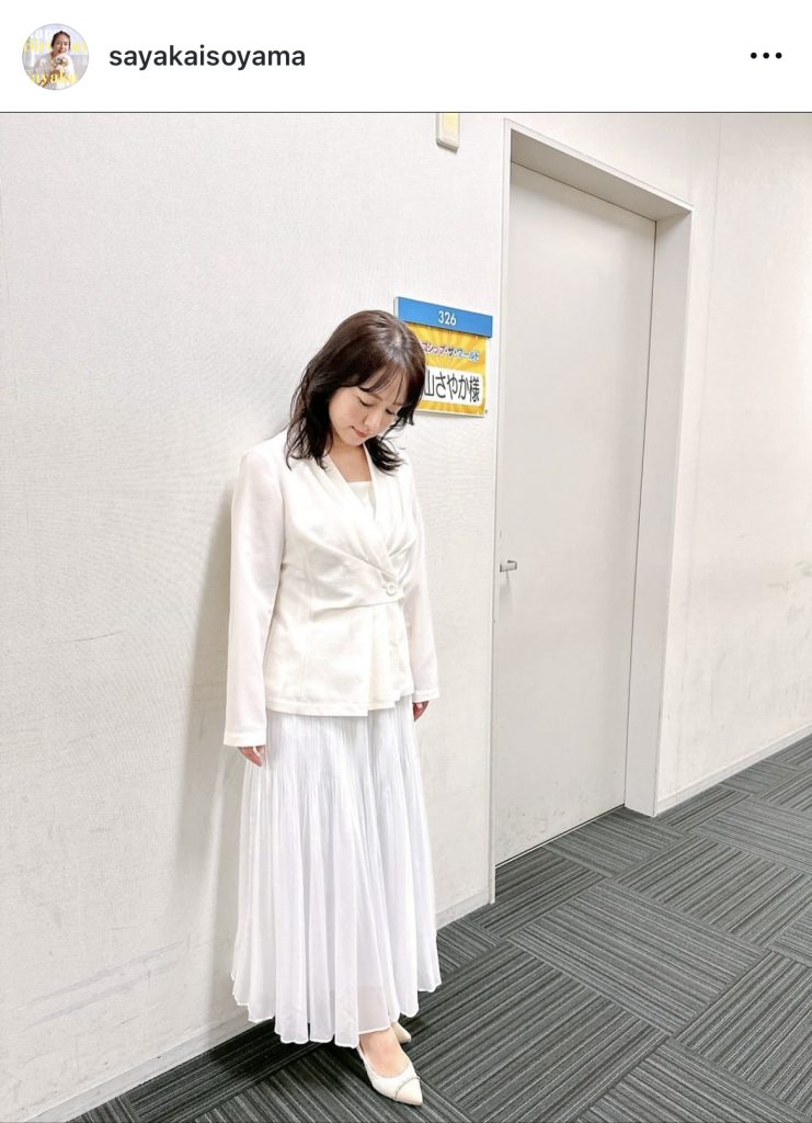 大人っぽい衣装でフジテレビ系「珍ゴシップ・ザ・ワールド」に登場