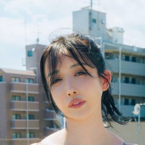 身長174cm、注目のラウンドガールが異次元のプロポーションを披露