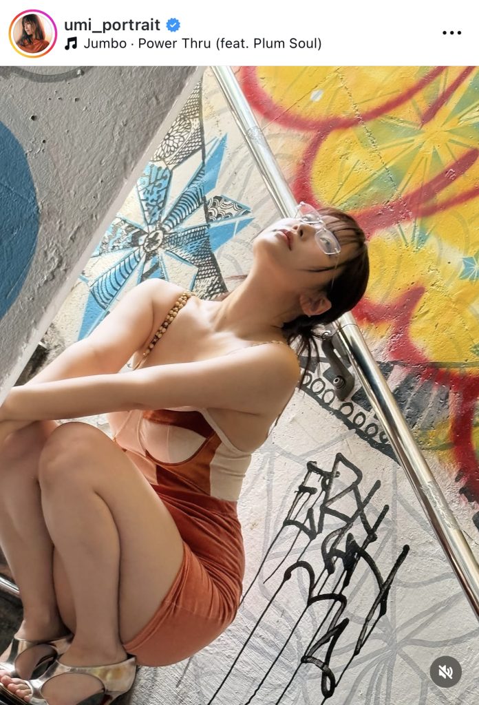 ミニスカワンピが魅力的なメガネっ子な1枚