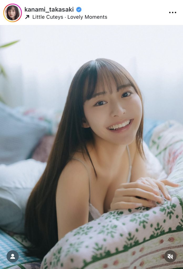 寝ころんで最高の笑顔を見せる