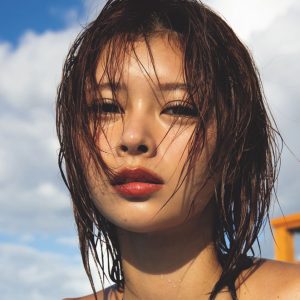 唯一無二のゴージャスボディー…山田あい、太陽に照らされて