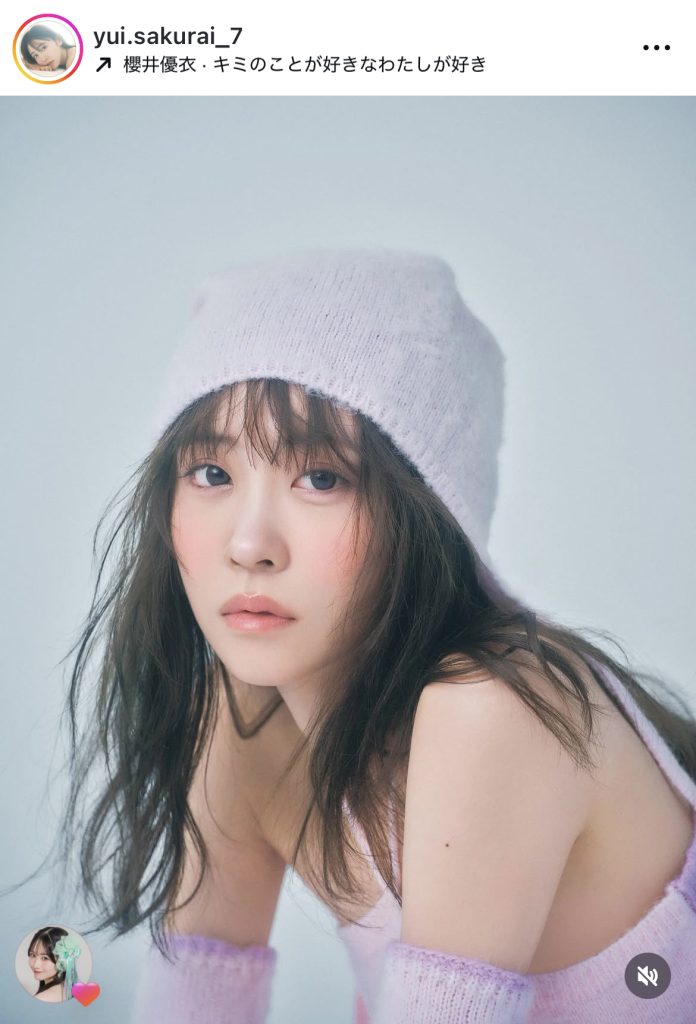 ニットコーデとアンニュイな表情に思わずドキッ