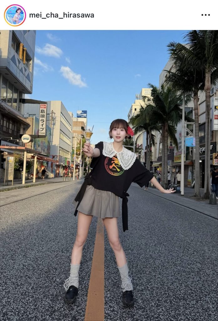 アイスを片手にご機嫌なポーズを決める