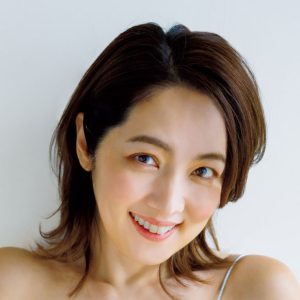 元おニャン子の美女、32年ぶりのグラビアショット