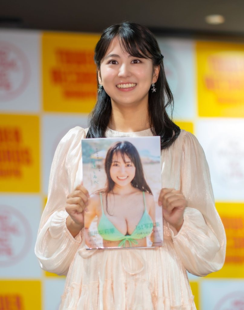 福井梨莉華が1st写真集『あいの道しるべ』発売記念取材会に出席