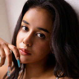 令和の黒船body 潮崎まりん、1年半ぶりのグラビアDVDは“Amazing！”