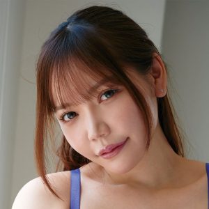 SNSで話題の美女、後輩社員を誘惑するお色気ムンムンのOLさん役でグラビアDVDデビュー