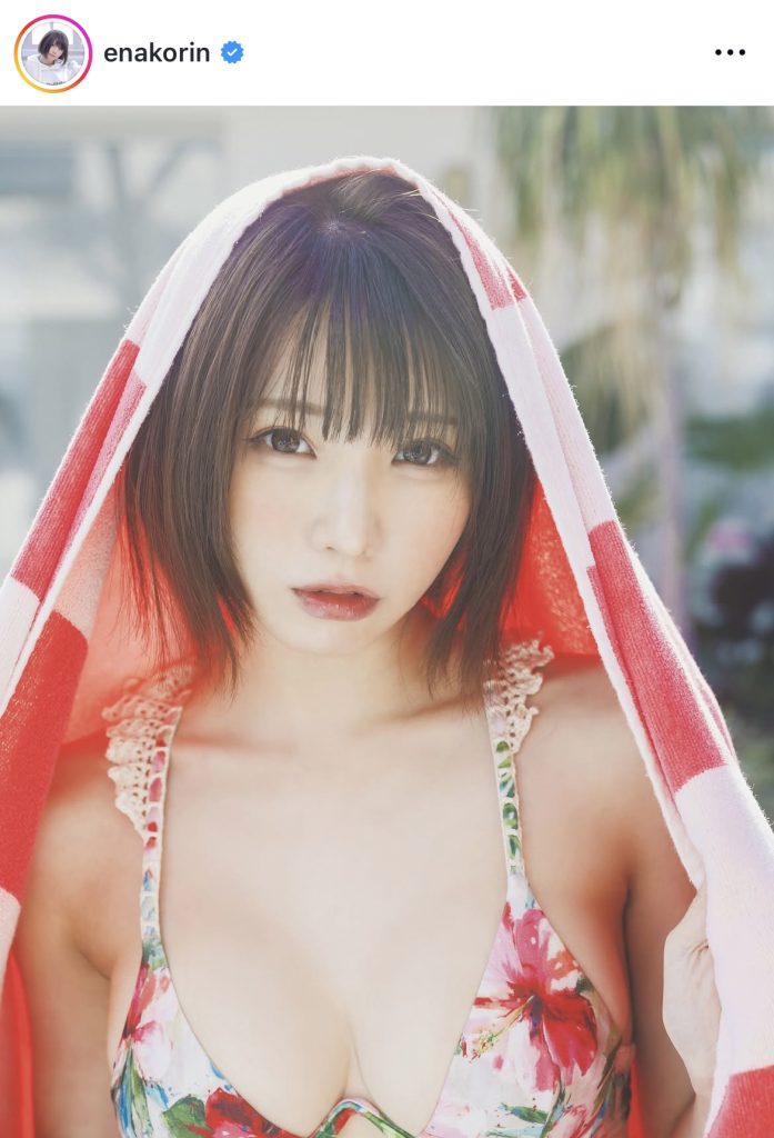 ビキニ姿のえなこに見つめられて思わずドキッ