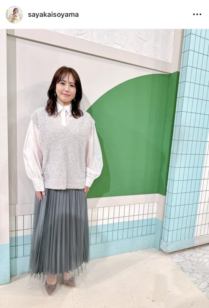 収録で優しい笑顔を見せる