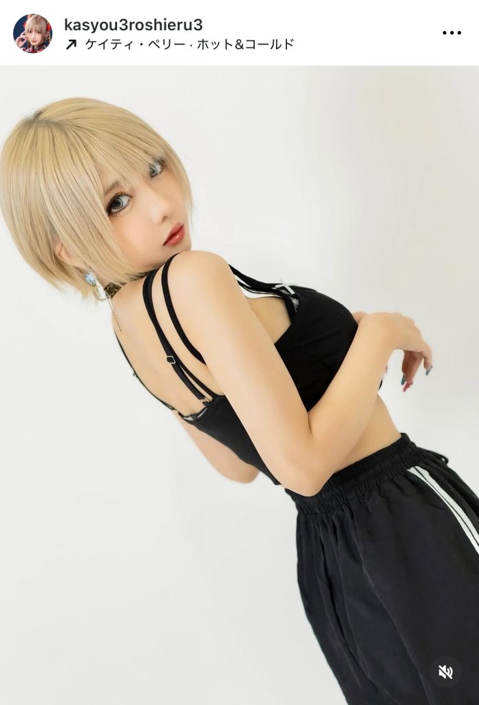 金髪ショートでのブラックコーデ