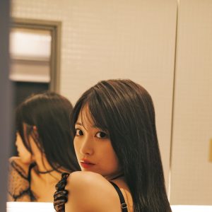 SKE48入内嶋涼1st写真集よりブラックランジェリー姿の裏表紙カットなど解禁
