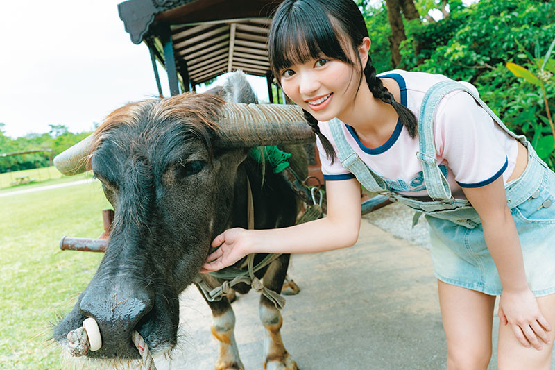 蒔埜ひな1st写真集『環蒔埜ひな1st写真集『環の光』より、蒔埜リクエストで水牛と触れ合い体験をエンジョイの光』より