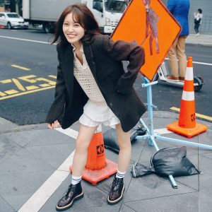 櫻坂46松田里奈1st写真集より楽しそうな街歩き中の新カット公開