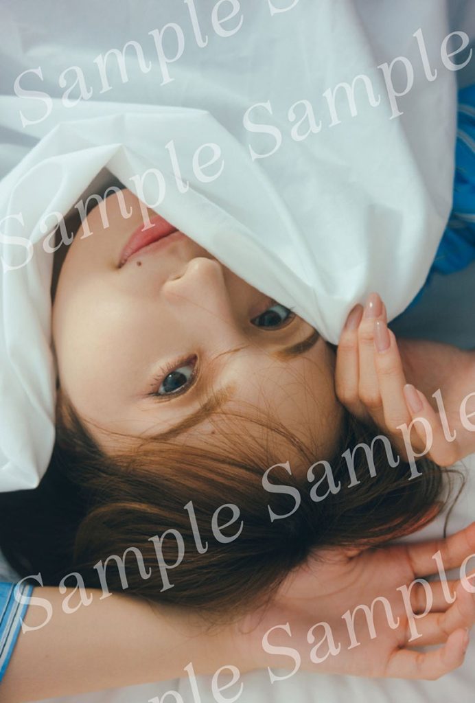 乃木坂46・梅澤美波2nd写真集『透明な覚悟』よりヨドバシカメラ マルチメディア京都限定特典ポストカード／チンクエテッレのエアビーにて、まだ眠そうな寝起きショット