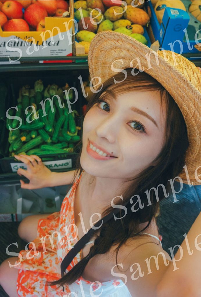 乃木坂46・梅澤美波2nd写真集『透明な覚悟』よりコーチャンフォー限定特典ポストカード／チンクエテッレのマーケットにて。フルーツ×麦わら帽子が夏っぽい！
