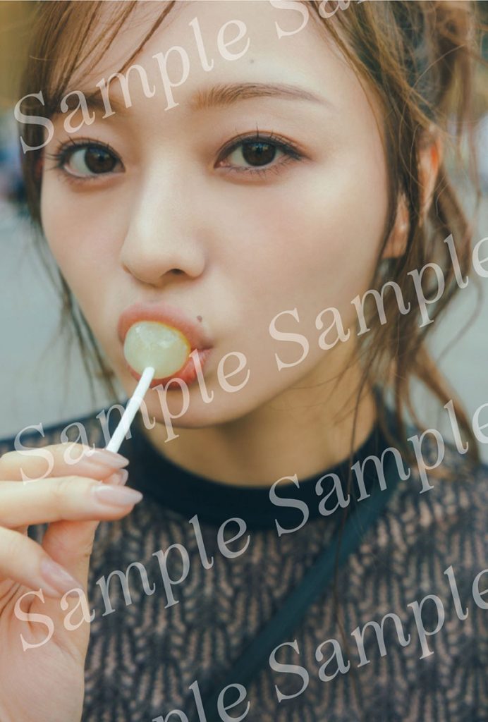 乃木坂46・梅澤美波2nd写真集『透明な覚悟』よりTSUTAYA限定特典ポストカード／キャンディを片手にフィレンツェで街歩き。いたずらな表情がかわいい！