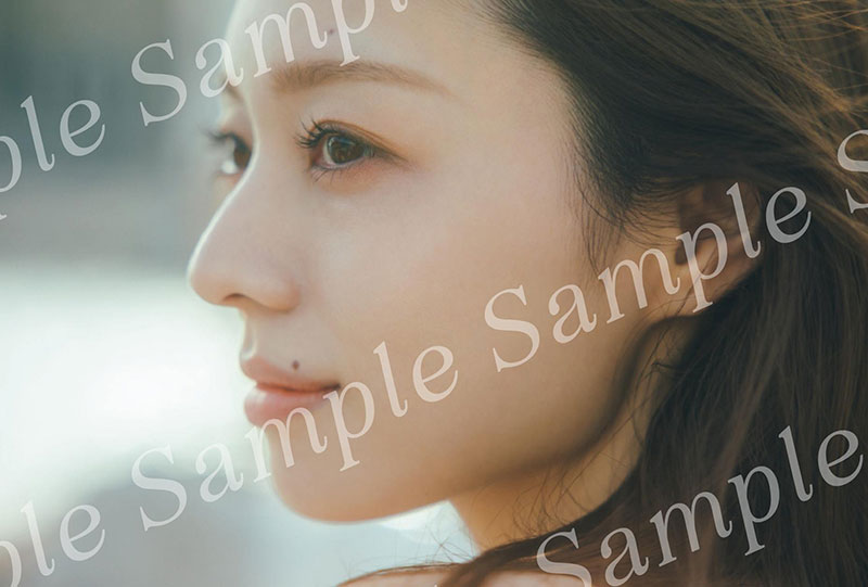 乃木坂46・梅澤美波2nd写真集『透明な覚悟』より丸善ジュンク堂書店限定特典ポストカード／ビーチの岩場にて、沈みゆく陽の光を見つめるエモーショナルな1枚