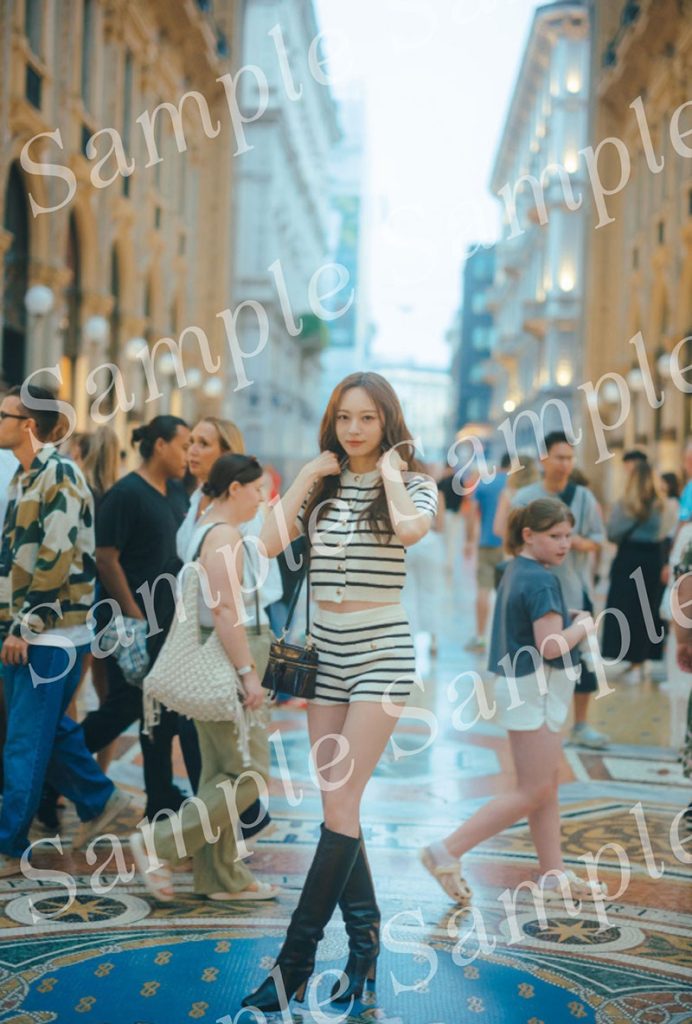 乃木坂46・梅澤美波2nd写真集『透明な覚悟』よりくまざわ書店限定特典ポストカード／ミラノのアーケードにて、現地の人も驚きの圧倒的美脚を披露！