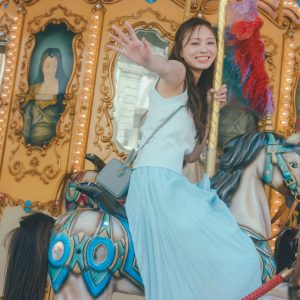 乃木坂46梅澤美波2nd写真集よりメリーゴーランドを楽しむ新カット公開！パネル展も開催決定